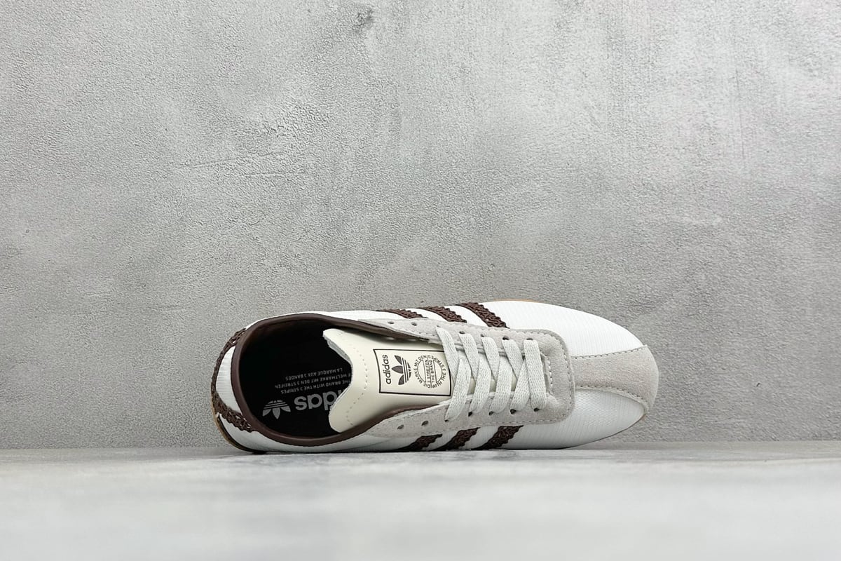 阿迪达斯 Adidas Tokyo W 阿迪达斯 舒适百搭经典休闲运动鞋 鞋面设计舒适贴合脚面 同时采用柔软材质 穿着轻便舒适 侧面刻有金色的标志 增添辨识度 超薄橡胶外底提供灵活的牵引力 加强抓地力的纹路 具有良好的稳定性和灵活性 日常穿搭舒适且防滑-实拍图3