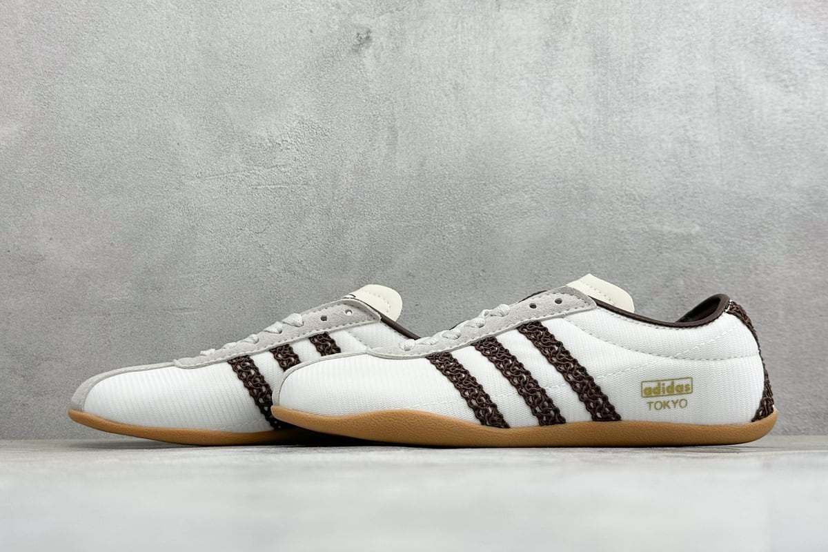 阿迪达斯 Adidas Tokyo W 阿迪达斯 舒适百搭经典休闲运动鞋 鞋面设计舒适贴合脚面 同时采用柔软材质 穿着轻便舒适 侧面刻有金色的标志 增添辨识度 超薄橡胶外底提供灵活的牵引力 加强抓地力的纹路 具有良好的稳定性和灵活性 日常穿搭舒适且防滑-实拍图5