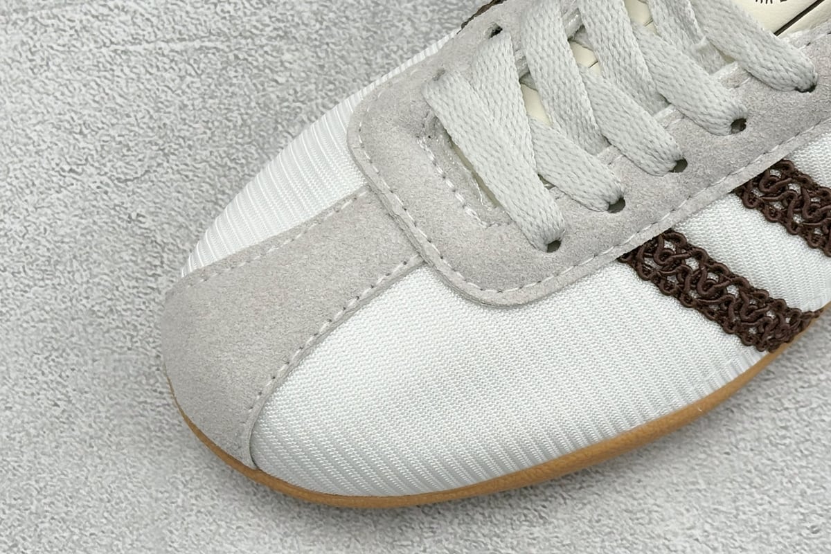 阿迪达斯 Adidas Tokyo W 阿迪达斯 舒适百搭经典休闲运动鞋 鞋面设计舒适贴合脚面 同时采用柔软材质 穿着轻便舒适 侧面刻有金色的标志 增添辨识度 超薄橡胶外底提供灵活的牵引力 加强抓地力的纹路 具有良好的稳定性和灵活性 日常穿搭舒适且防滑-实拍图7