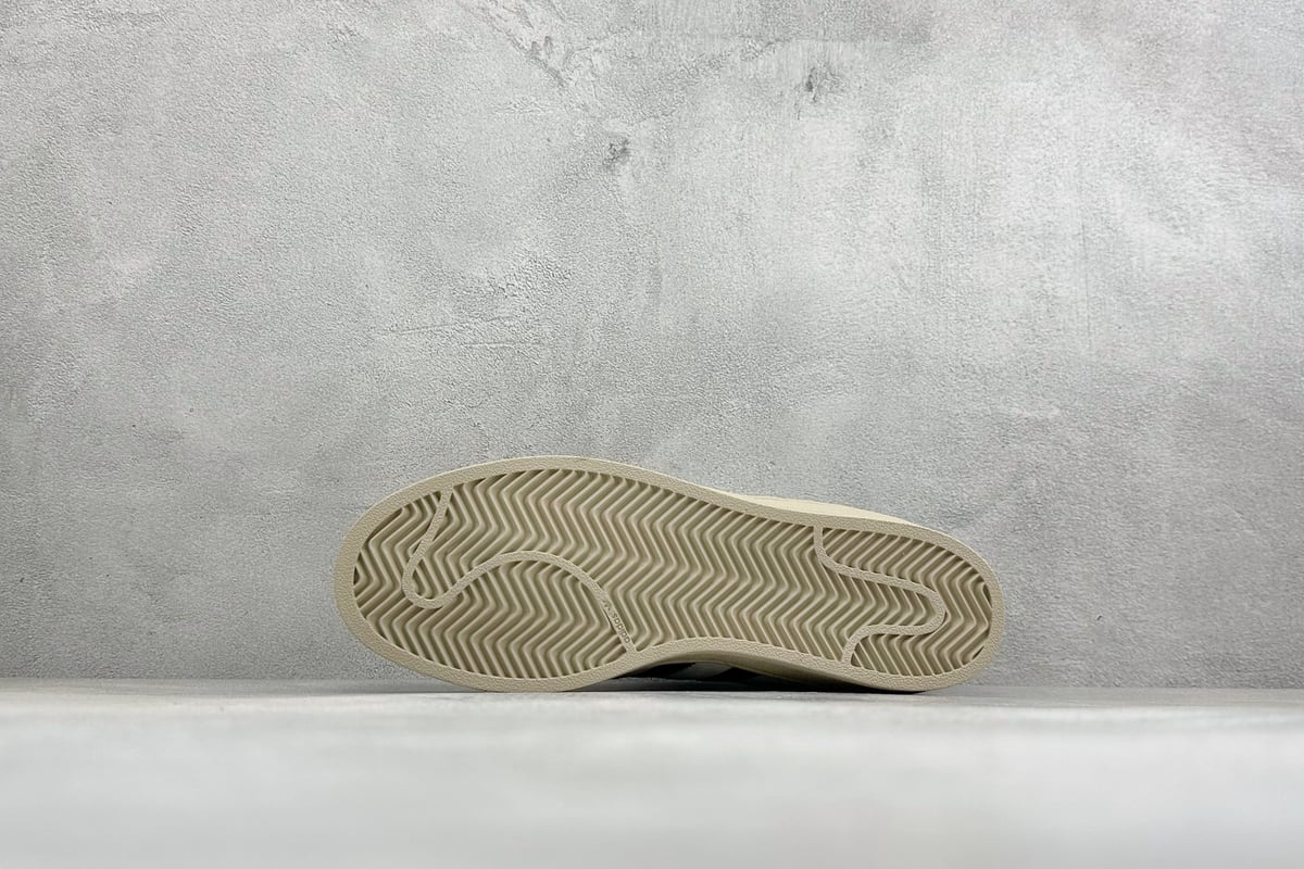 阿迪达斯 Adidas Originals Superstar 贝壳头板鞋 采用全新头层拼接皮革材质 后跟采用特色3D立体印字 渠道正品订单 诠释市场最高工艺水平 全鞋进口头层皮料打造。区别市面普通真标版本，进出专柜无压力-实拍图4