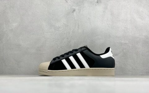 阿迪达斯Adidas Originals Superstar 贝壳头板鞋采用全新头层拼接皮革材质后跟采用特色3D立体印字渠道正品订单诠释市场最高工艺水平全鞋进口头层皮料打造。区别市面普通真标版本，进出专柜无压力米银蓝纯原版本 货号：KJ9948