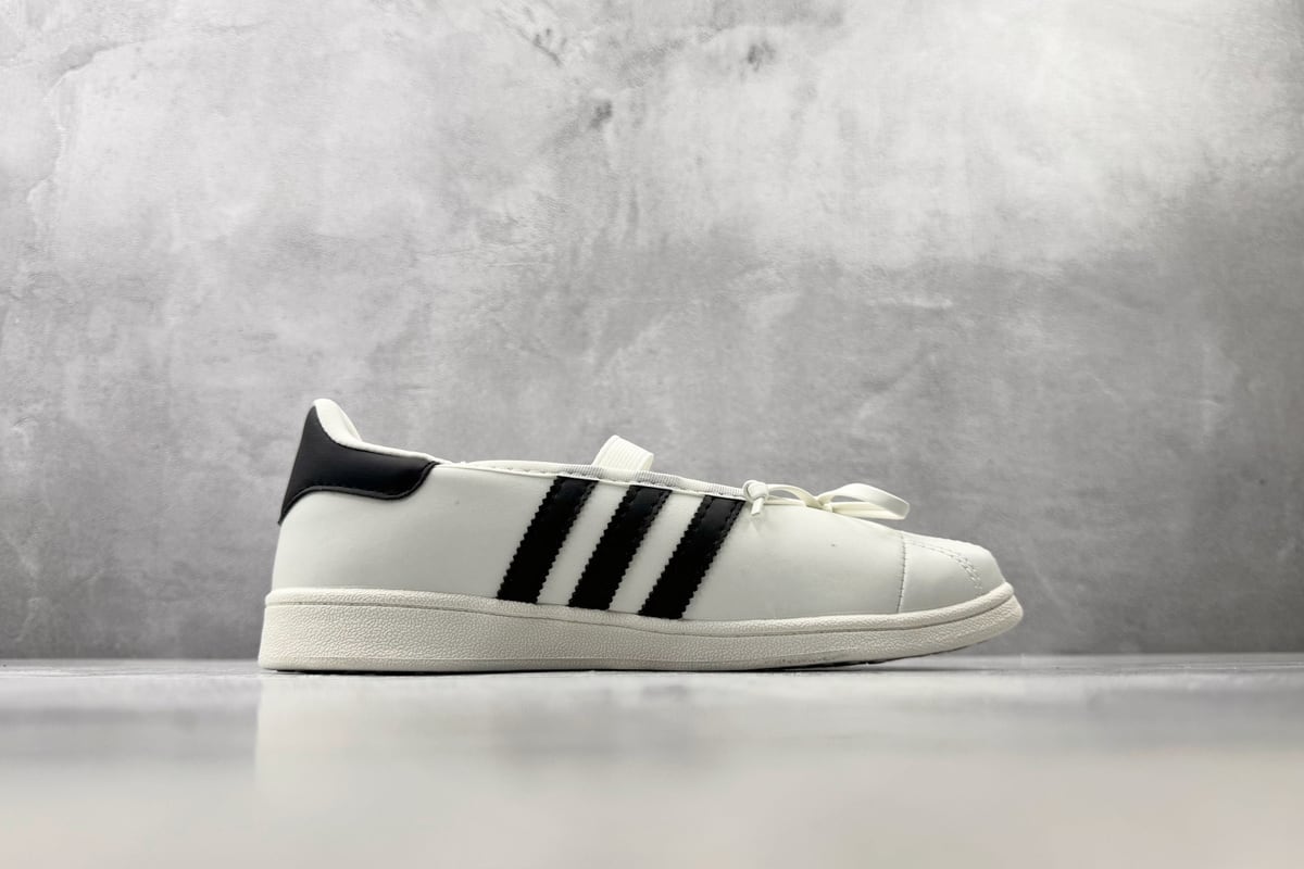 阿迪达斯 Adidas originals × Jennie SUPERSTAR 银黑 侧面实拍图