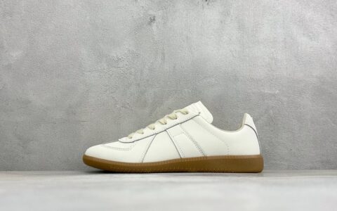 其他品牌Maison Margiela 梅森马吉拉Replica 休闲低帮德训鞋采用绒面和皮革拼接，橡胶底耐磨防滑，打造欧美时尚。该鞋款的外观设计走在时尚前沿，其独特的风格款式构成了品牌身份重要的一部分。 白银橙纯原版本 货号：S58WS0109