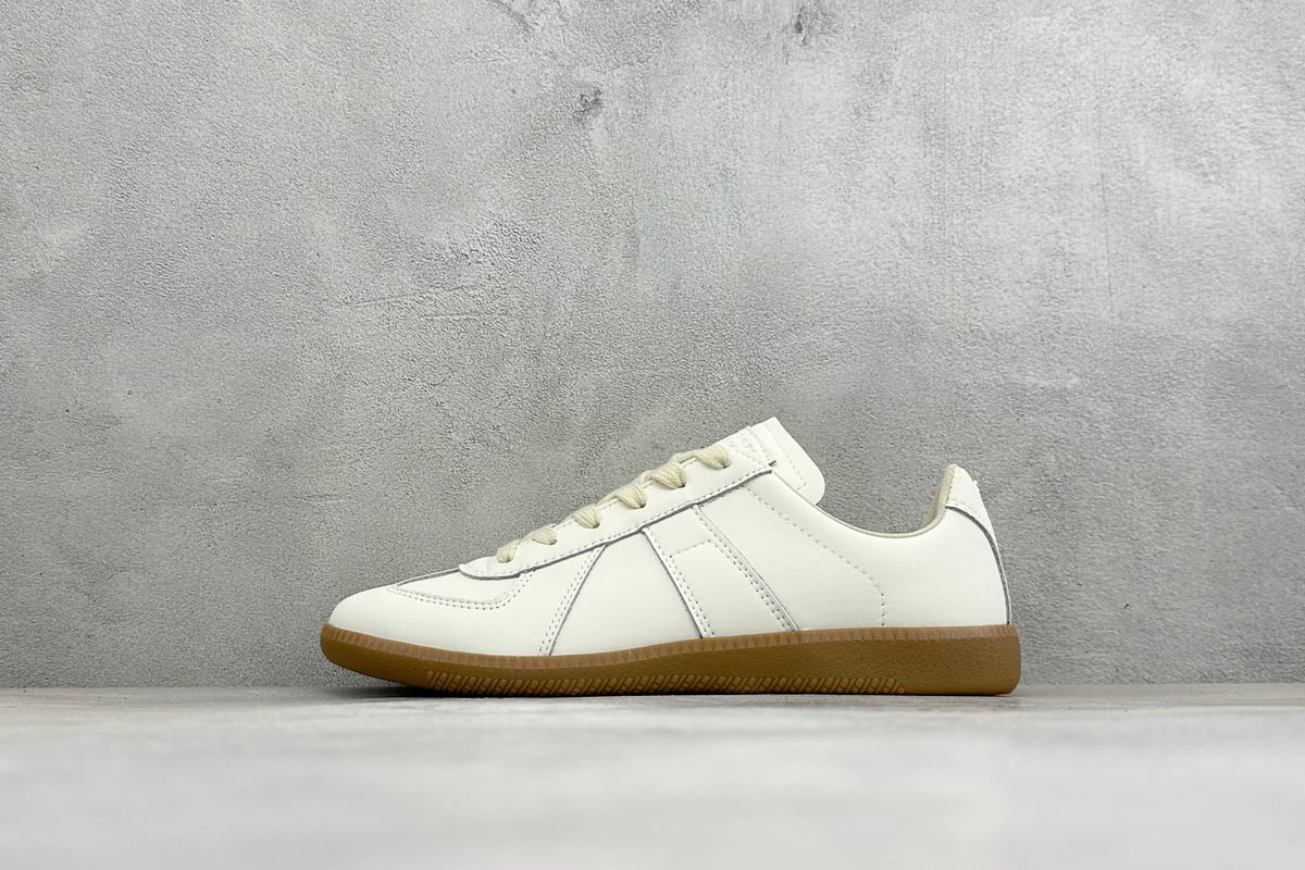 其他品牌 Maison Margiela 梅森马吉拉Replica 休闲低帮德训鞋 采用绒面和皮革拼接,橡胶底耐磨防滑,打造欧美时尚。该鞋款的外观设计走在时尚前沿,其独特的风格款式构成了品牌身份重要的一部分。-实拍图1