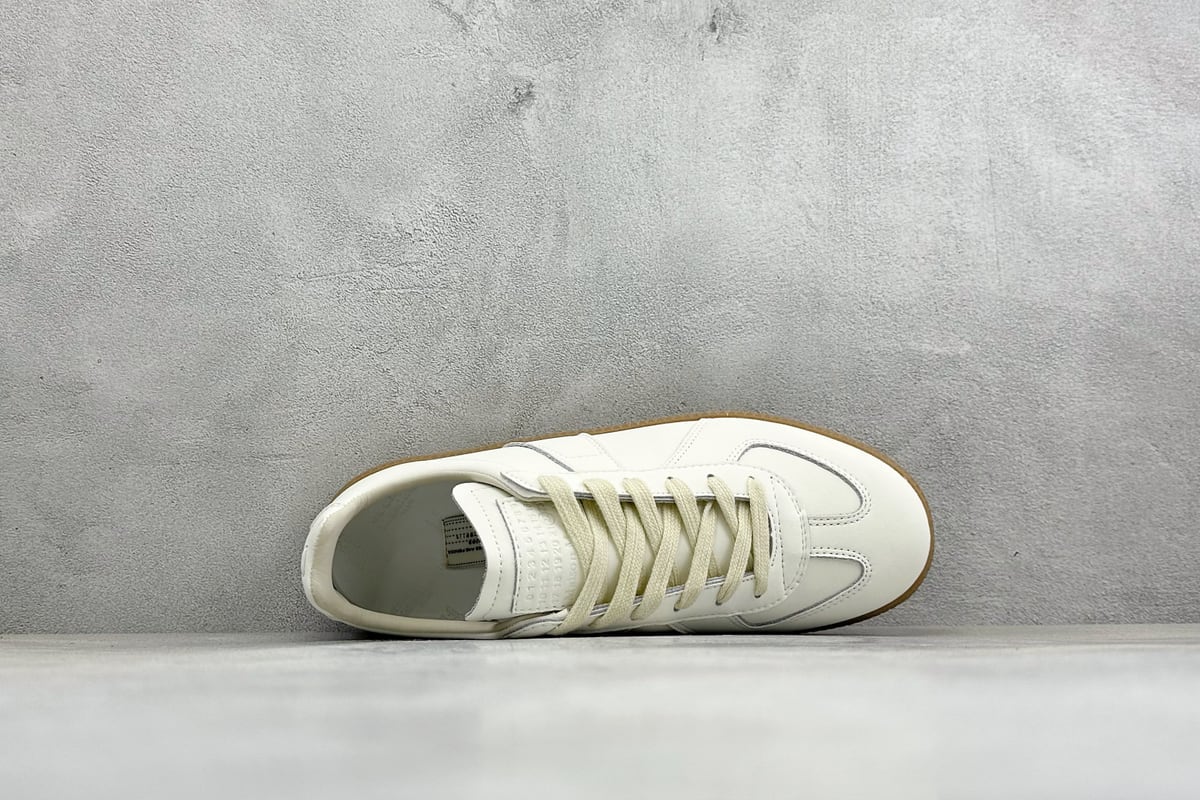 其他品牌 Maison Margiela 梅森马吉拉Replica 休闲低帮德训鞋 采用绒面和皮革拼接,橡胶底耐磨防滑,打造欧美时尚。该鞋款的外观设计走在时尚前沿,其独特的风格款式构成了品牌身份重要的一部分。-实拍图3