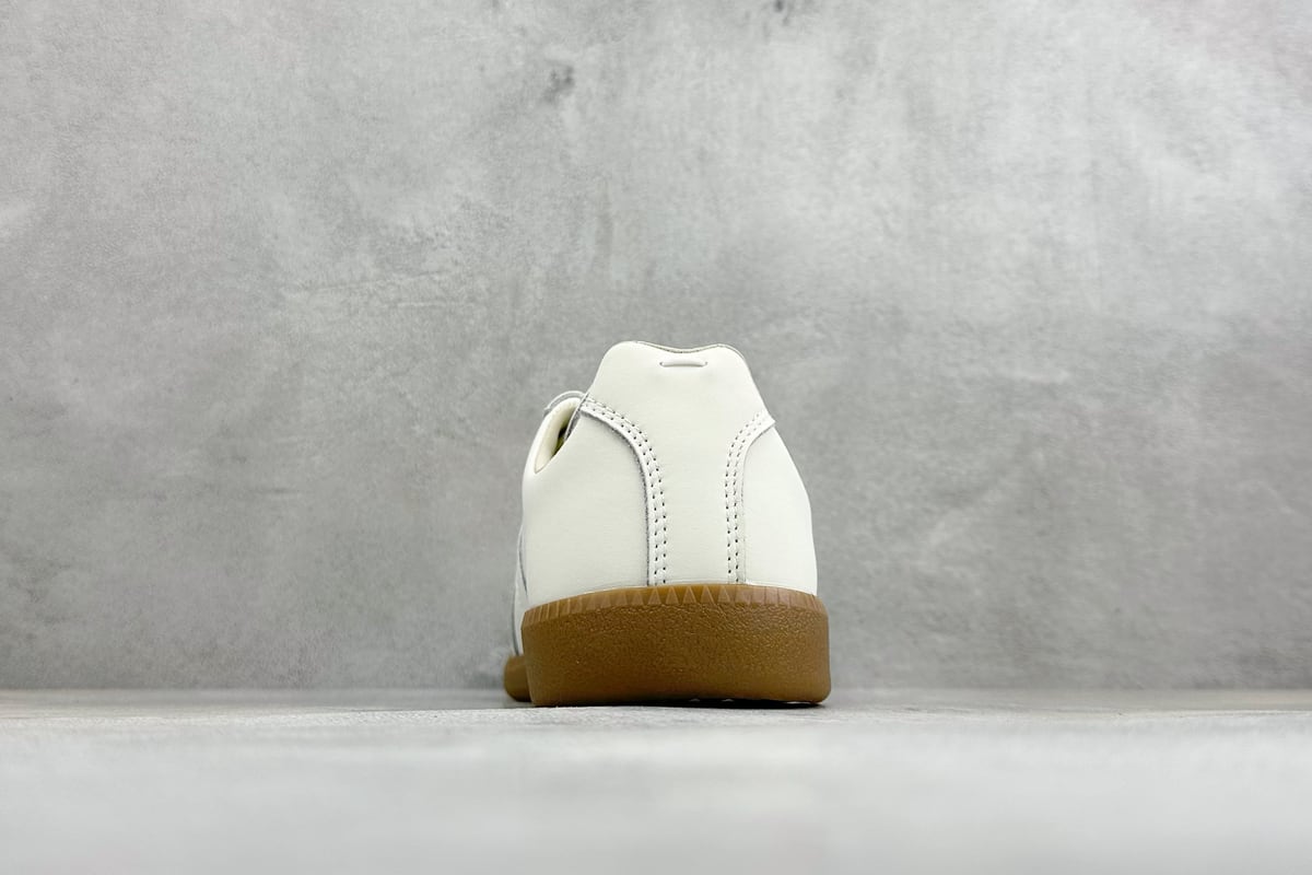 其他品牌 Maison Margiela 梅森马吉拉Replica 休闲低帮德训鞋 采用绒面和皮革拼接,橡胶底耐磨防滑,打造欧美时尚。该鞋款的外观设计走在时尚前沿,其独特的风格款式构成了品牌身份重要的一部分。-实拍图6