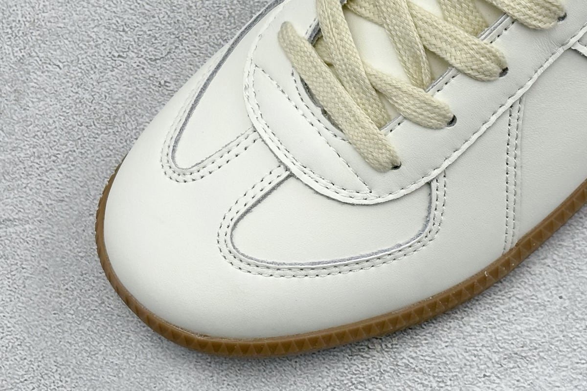 其他品牌 Maison Margiela 梅森马吉拉Replica 休闲低帮德训鞋 采用绒面和皮革拼接,橡胶底耐磨防滑,打造欧美时尚。该鞋款的外观设计走在时尚前沿,其独特的风格款式构成了品牌身份重要的一部分。-实拍图7