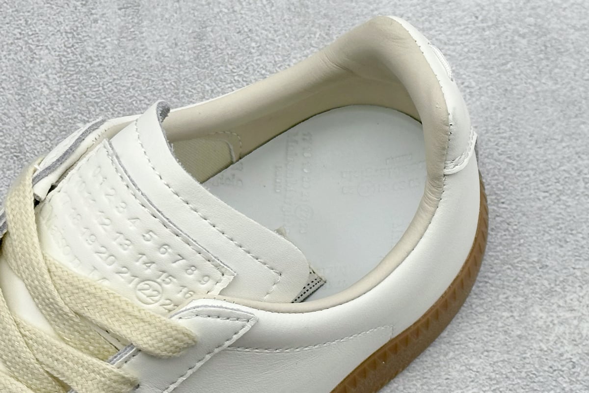 其他品牌 Maison Margiela 梅森马吉拉Replica 休闲低帮德训鞋 采用绒面和皮革拼接,橡胶底耐磨防滑,打造欧美时尚。该鞋款的外观设计走在时尚前沿,其独特的风格款式构成了品牌身份重要的一部分。-实拍图8