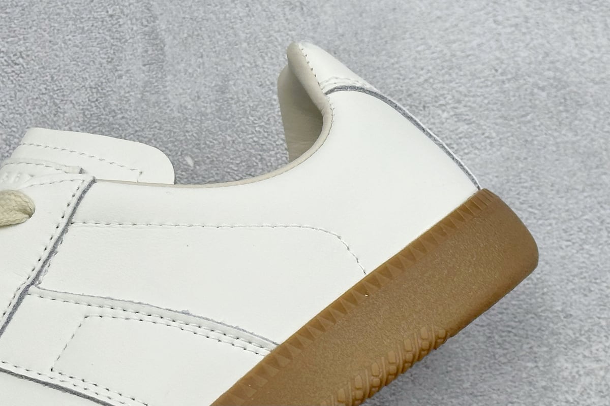 其他品牌 Maison Margiela 梅森马吉拉Replica 休闲低帮德训鞋 采用绒面和皮革拼接,橡胶底耐磨防滑,打造欧美时尚。该鞋款的外观设计走在时尚前沿,其独特的风格款式构成了品牌身份重要的一部分。-实拍图9