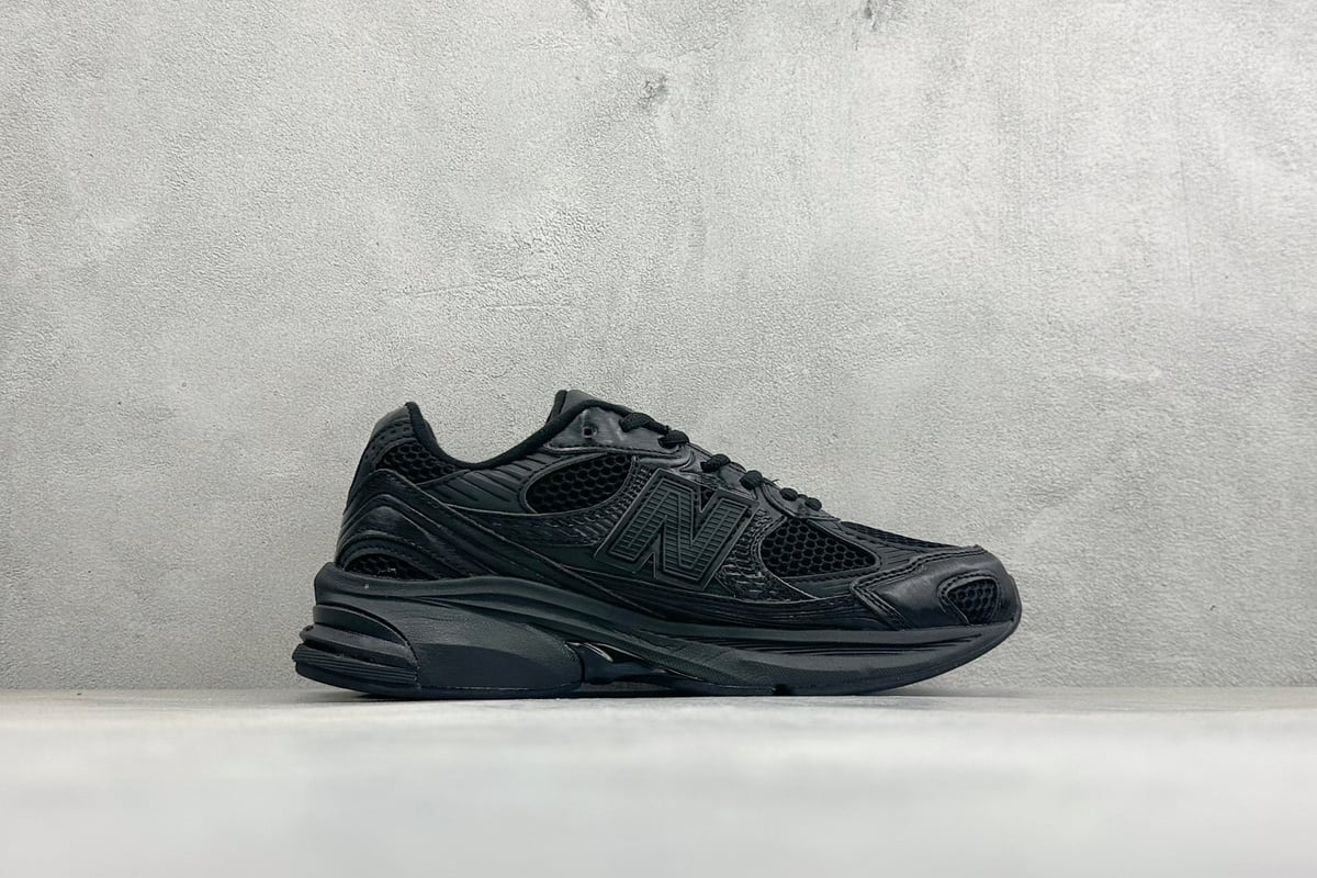 新百伦 New Balance NB2010 新百伦经典复古休闲运动跑鞋 以ENCAP中底配以升级版 N-ERGY缓震物料 鞋面则采用特色的柔软麂皮搭 以NewBalance经典的尼龙网布 低调中还原跑鞋本真 更年轻化的设计理念与材质 让新世代青年得以用全新视角体验经典鞋款的传奇魅力-实拍图2