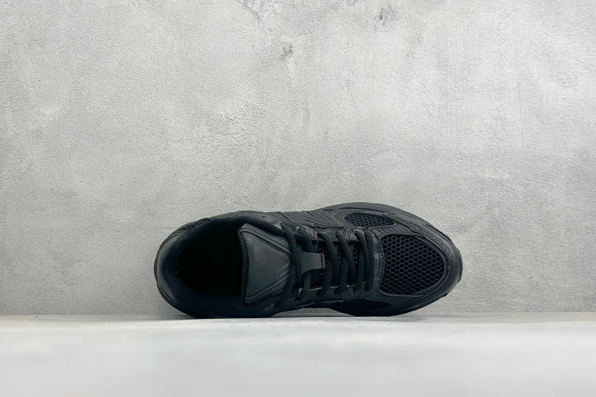 新百伦 New Balance NB2010 新百伦经典复古休闲运动跑鞋 以ENCAP中底配以升级版 N-ERGY缓震物料 鞋面则采用特色的柔软麂皮搭 以NewBalance经典的尼龙网布 低调中还原跑鞋本真 更年轻化的设计理念与材质 让新世代青年得以用全新视角体验经典鞋款的传奇魅力-实拍图3
