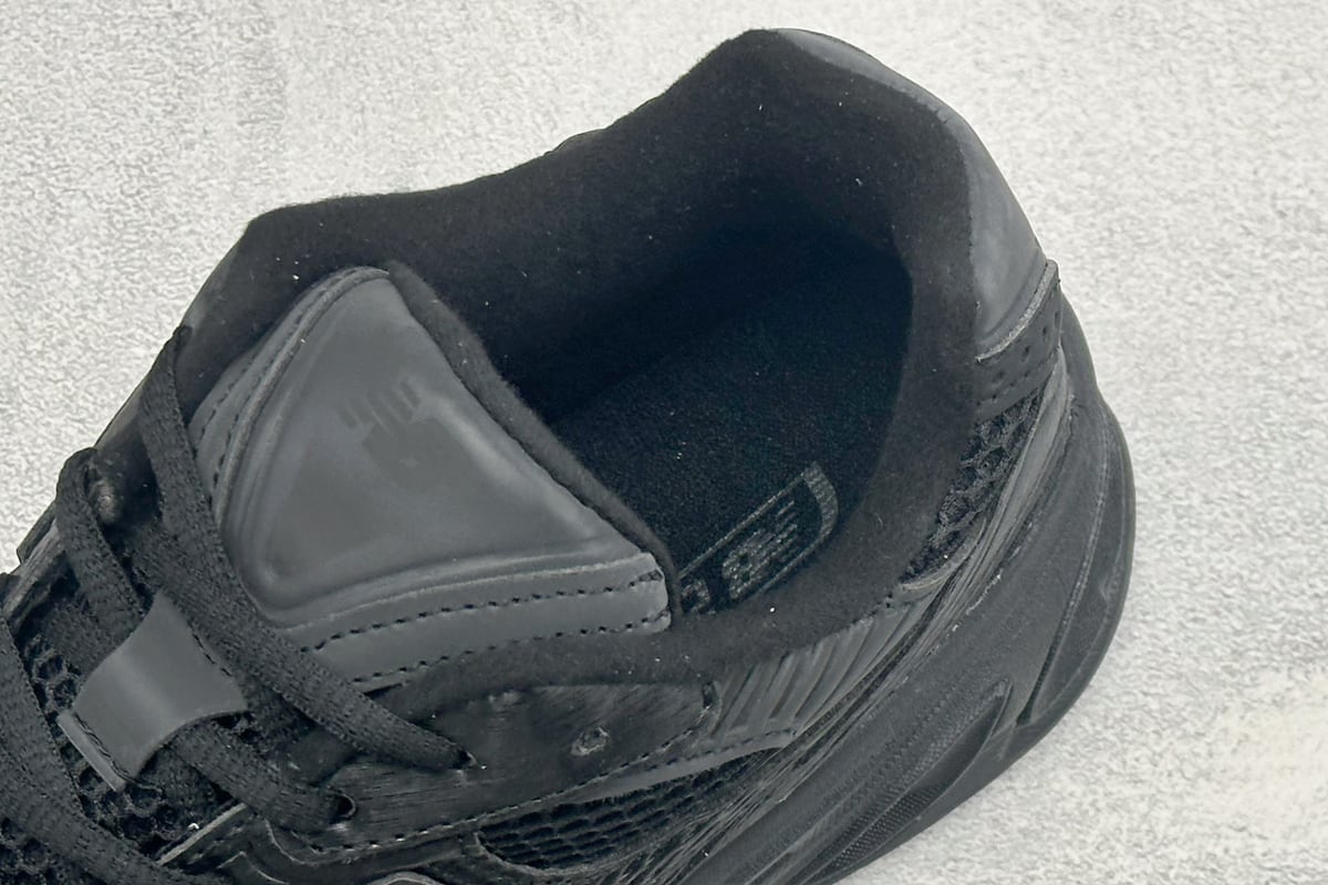 新百伦 New Balance NB2010 新百伦经典复古休闲运动跑鞋 以ENCAP中底配以升级版 N-ERGY缓震物料 鞋面则采用特色的柔软麂皮搭 以NewBalance经典的尼龙网布 低调中还原跑鞋本真 更年轻化的设计理念与材质 让新世代青年得以用全新视角体验经典鞋款的传奇魅力-实拍图8