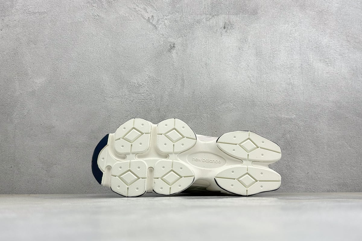 新百伦 New Balance 9060系列 新百伦 复古休闲运动慢跑鞋 鞋面大身由空间双格及磨砂鞋面拼接而生 采用大面积网眼以及麂皮材质覆盖鞋身 还原经典气质 搭载ABZORB避震科技 由泡沫聚酯制成 上脚可以有效减少由鞋底反弹对身体及双腿的冲击力-实拍图4