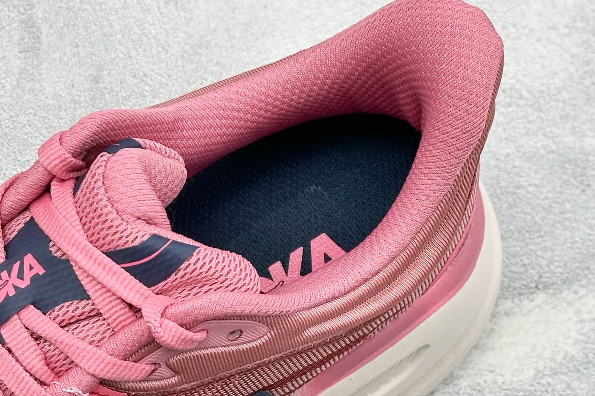 霍伽 HOKA ONE ONE M CLIFTON 10 轻量低帮户外越野跑鞋 红黑 上脚实拍图
