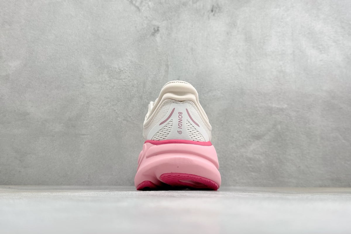 霍伽 HOKA ONE ONE M CLIFTON 10 轻量低帮户外越野跑鞋 白红粉 鞋底实拍图
