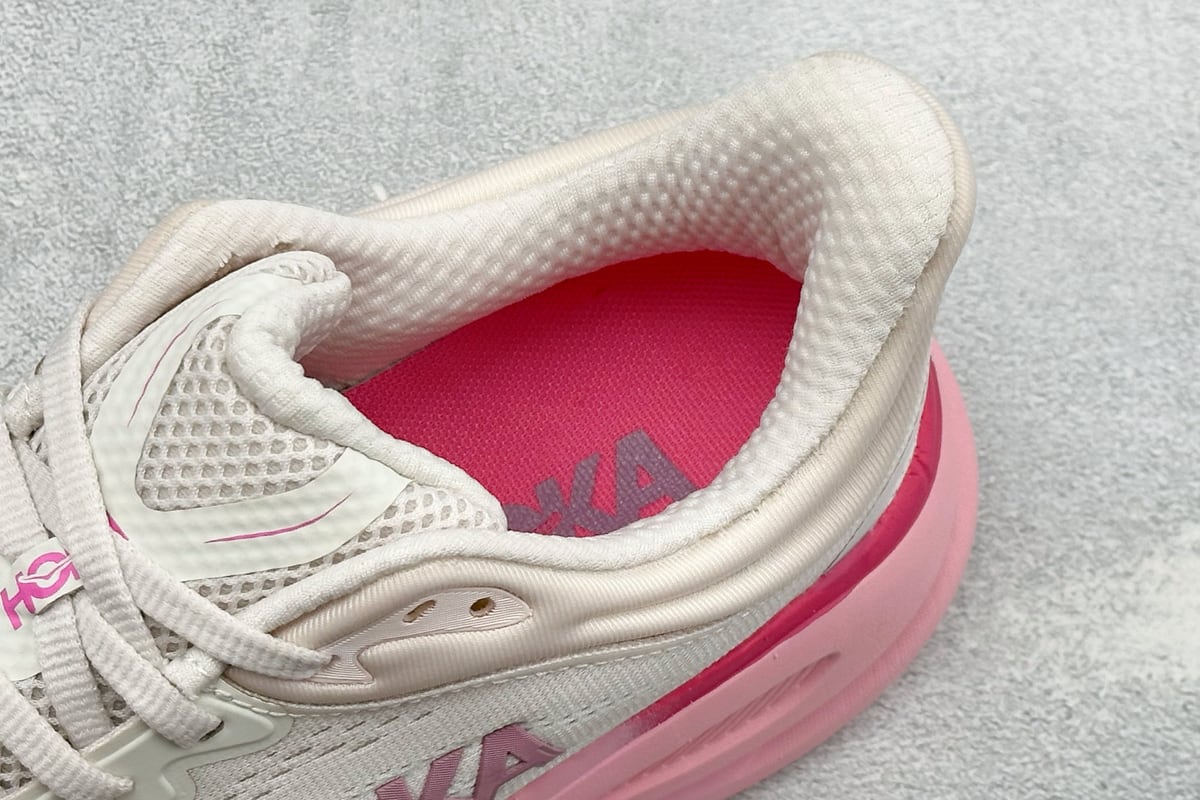 霍伽 HOKA ONE ONE M CLIFTON 10 轻量低帮户外越野跑鞋 白红粉 上脚实拍图