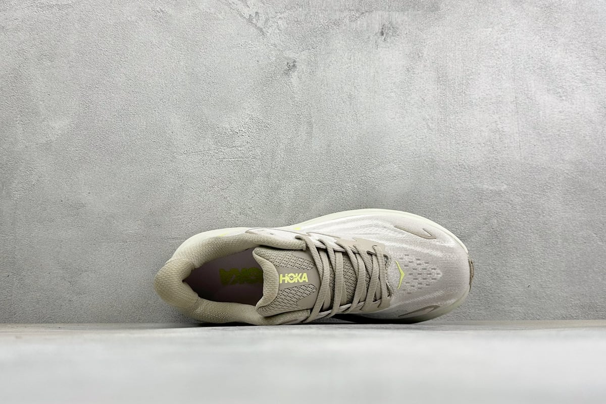 霍伽 HOKA ONE ONE M CLIFTON 10 轻量低帮户外越野跑鞋 白橙 背面实拍图