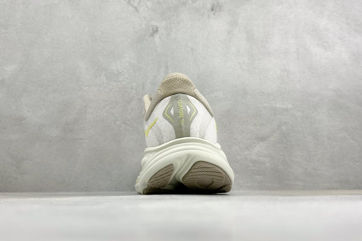 霍伽 HOKA ONE ONE M CLIFTON 10 轻量低帮户外越野跑鞋 白橙 鞋底实拍图