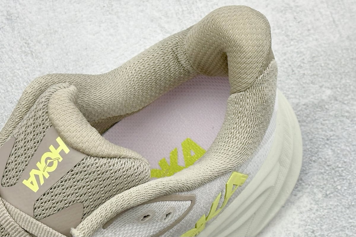 霍伽 HOKA ONE ONE M CLIFTON 10 轻量低帮户外越野跑鞋 白橙 上脚实拍图
