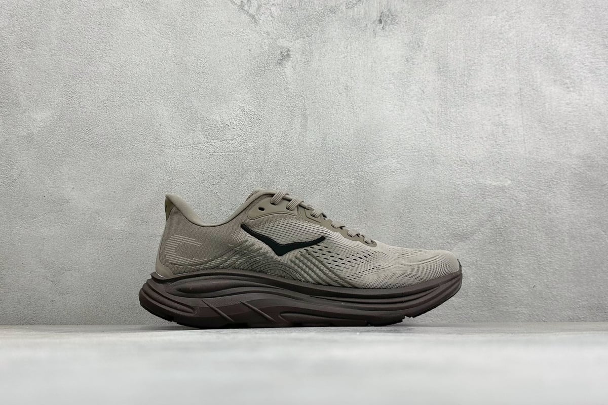 霍伽 HOKA ONE ONE M CLIFTON 11 轻量低帮户外越野跑鞋 灰褐 侧面实拍图
