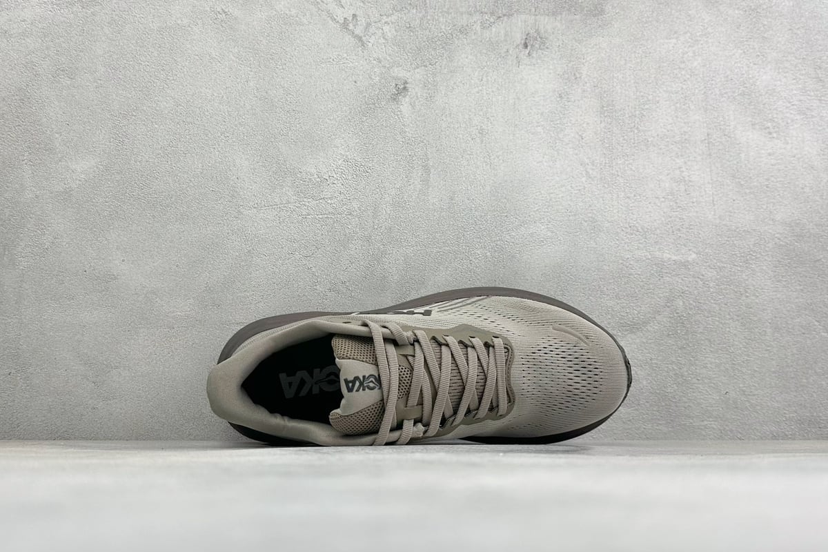 霍伽 HOKA ONE ONE M CLIFTON 11 轻量低帮户外越野跑鞋 灰褐 背面实拍图