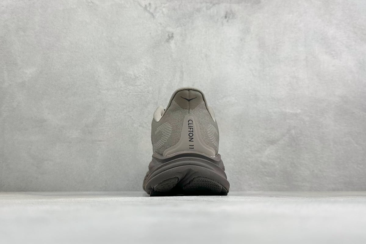 霍伽 HOKA ONE ONE M CLIFTON 11 轻量低帮户外越野跑鞋 灰褐 鞋底实拍图