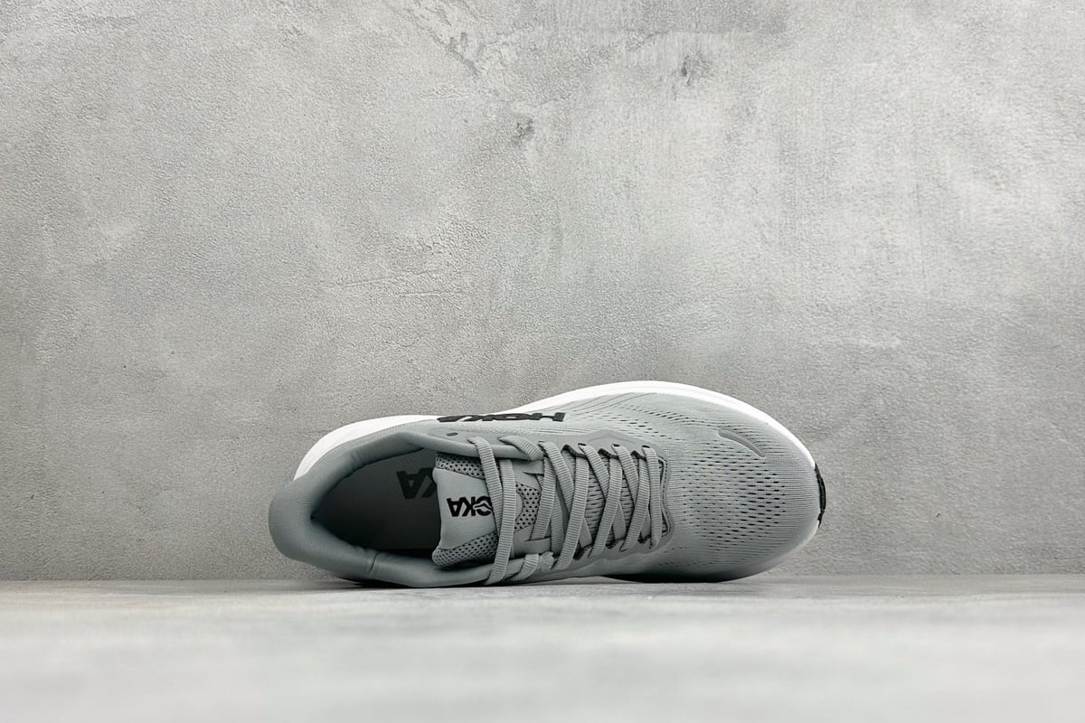 霍伽 HOKA ONE ONE M CLIFTON 11 轻量低帮户外越野跑鞋 灰白 背面实拍图