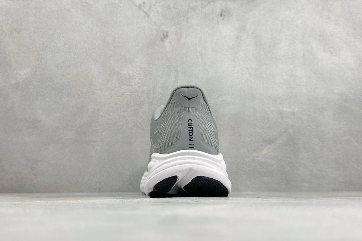 霍伽 HOKA ONE ONE M CLIFTON 11 轻量低帮户外越野跑鞋 灰白 鞋底实拍图