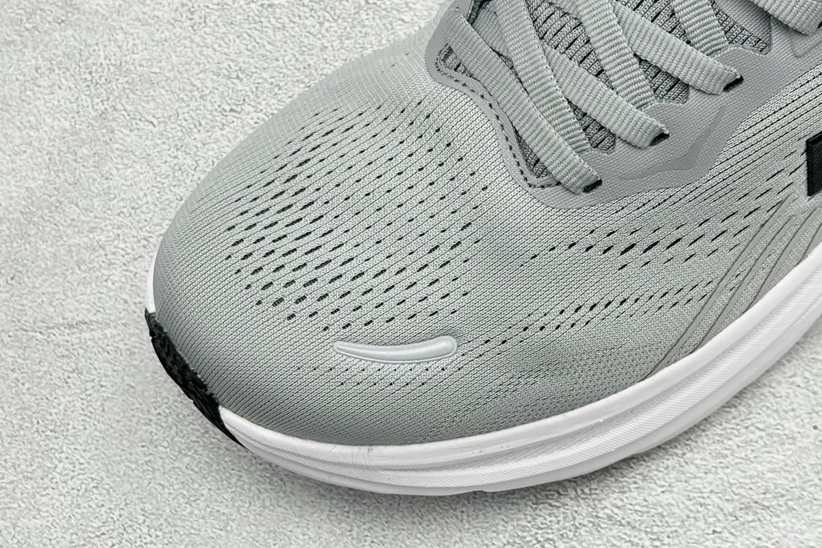 霍伽 HOKA ONE ONE M CLIFTON 11 轻量低帮户外越野跑鞋 灰白 鞋标实拍图