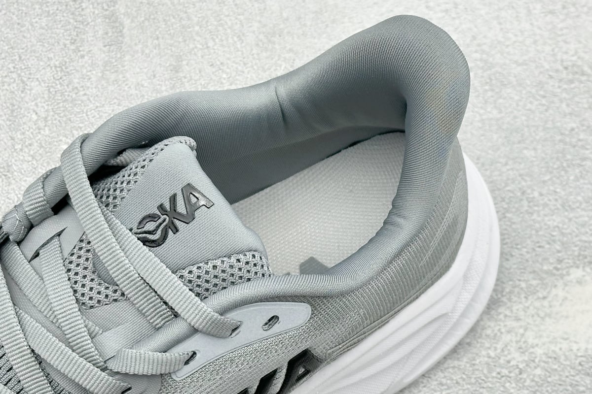 霍伽 HOKA ONE ONE M CLIFTON 11 轻量低帮户外越野跑鞋 灰白 上脚实拍图