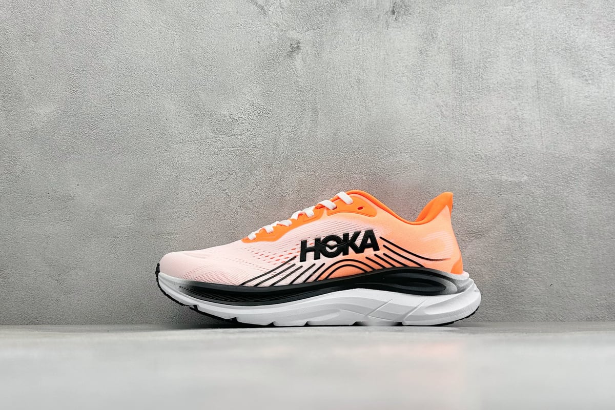 霍伽 HOKA ONE ONE M CLIFTON 11 轻量低帮户外越野跑鞋 粉橙白 正面实拍图