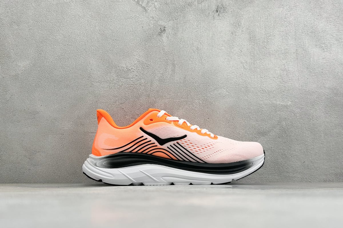 霍伽 HOKA ONE ONE M CLIFTON 11 轻量低帮户外越野跑鞋 粉橙白 侧面实拍图