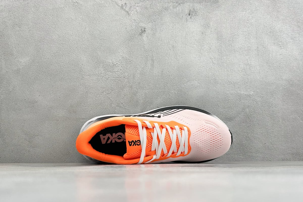 霍伽 HOKA ONE ONE M CLIFTON 11 轻量低帮户外越野跑鞋 粉橙白 背面实拍图