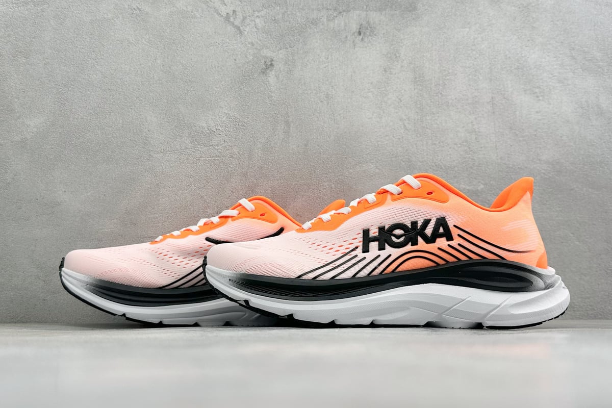 霍伽 HOKA ONE ONE M CLIFTON 11 轻量低帮户外越野跑鞋 粉橙白 鞋跟实拍图