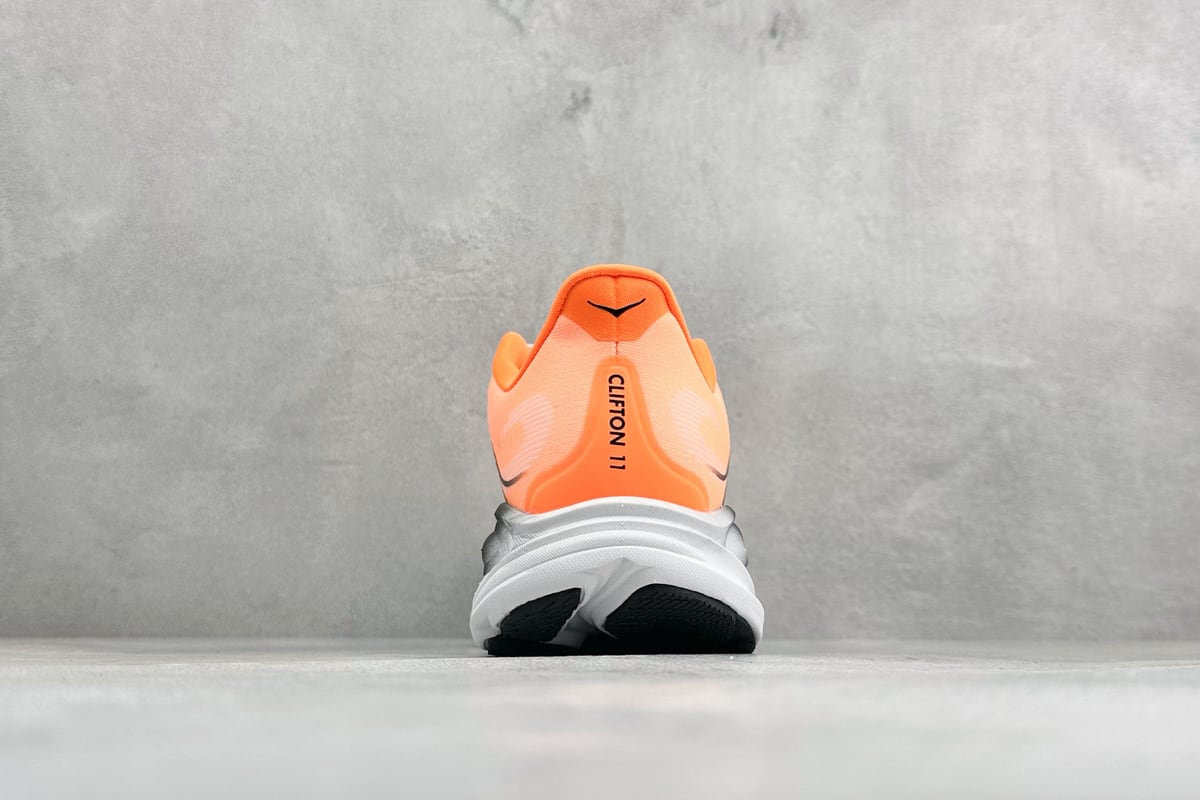 霍伽 HOKA ONE ONE M CLIFTON 11 轻量低帮户外越野跑鞋 粉橙白 鞋底实拍图