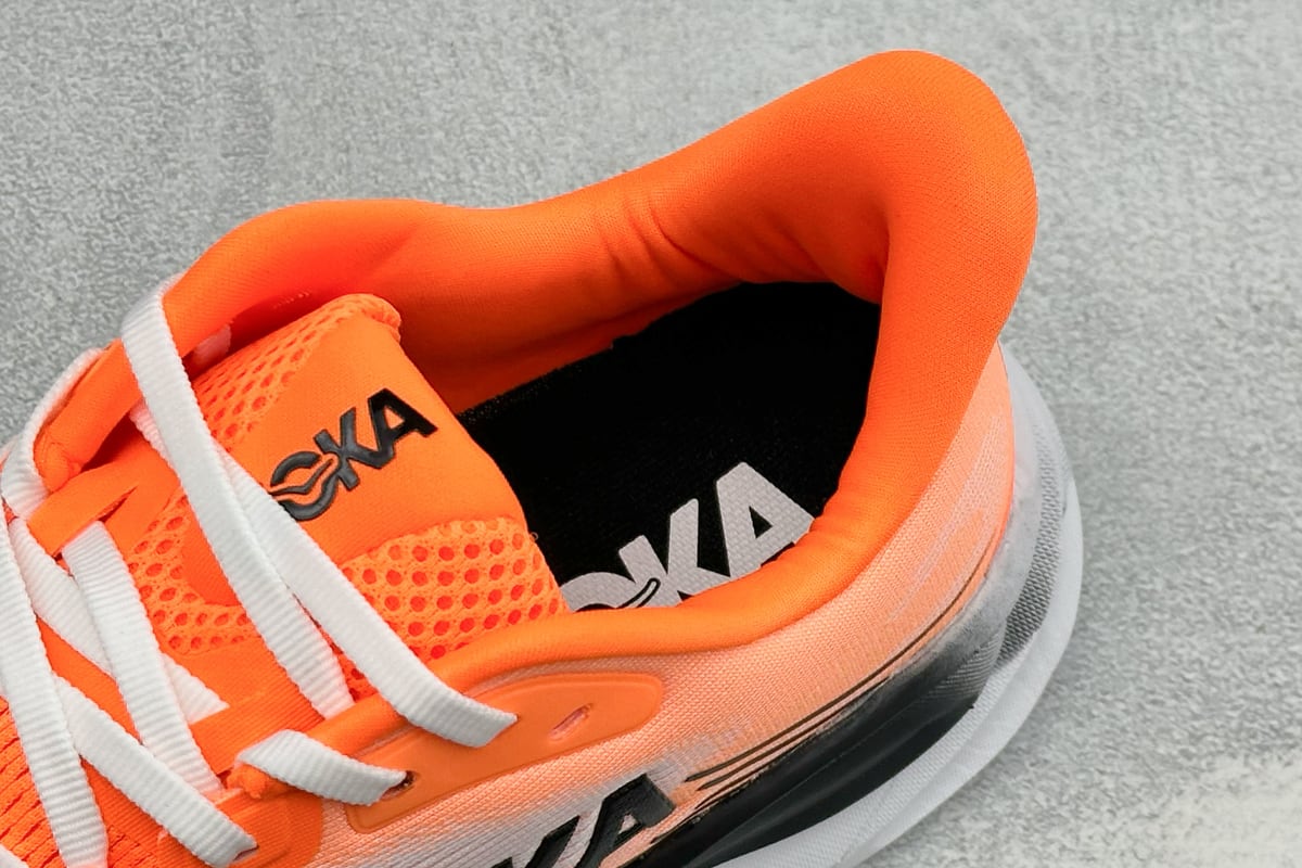 霍伽 HOKA ONE ONE M CLIFTON 11 轻量低帮户外越野跑鞋 粉橙白 上脚实拍图