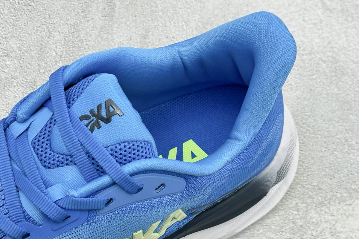 霍伽 HOKA ONE ONE M CLIFTON 11 轻量低帮户外越野跑鞋 蓝绿 上脚实拍图