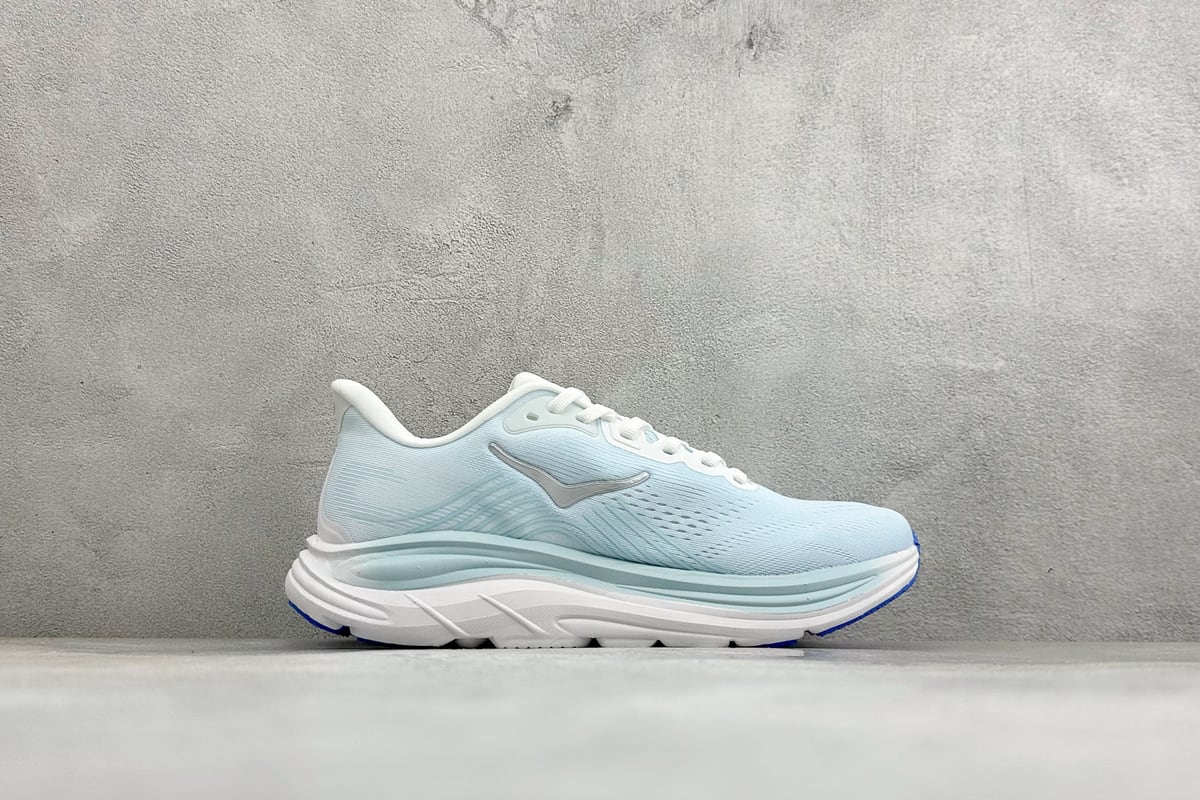 霍伽 HOKA ONE ONE M CLIFTON 11 轻量低帮户外越野跑鞋 白蓝 侧面实拍图