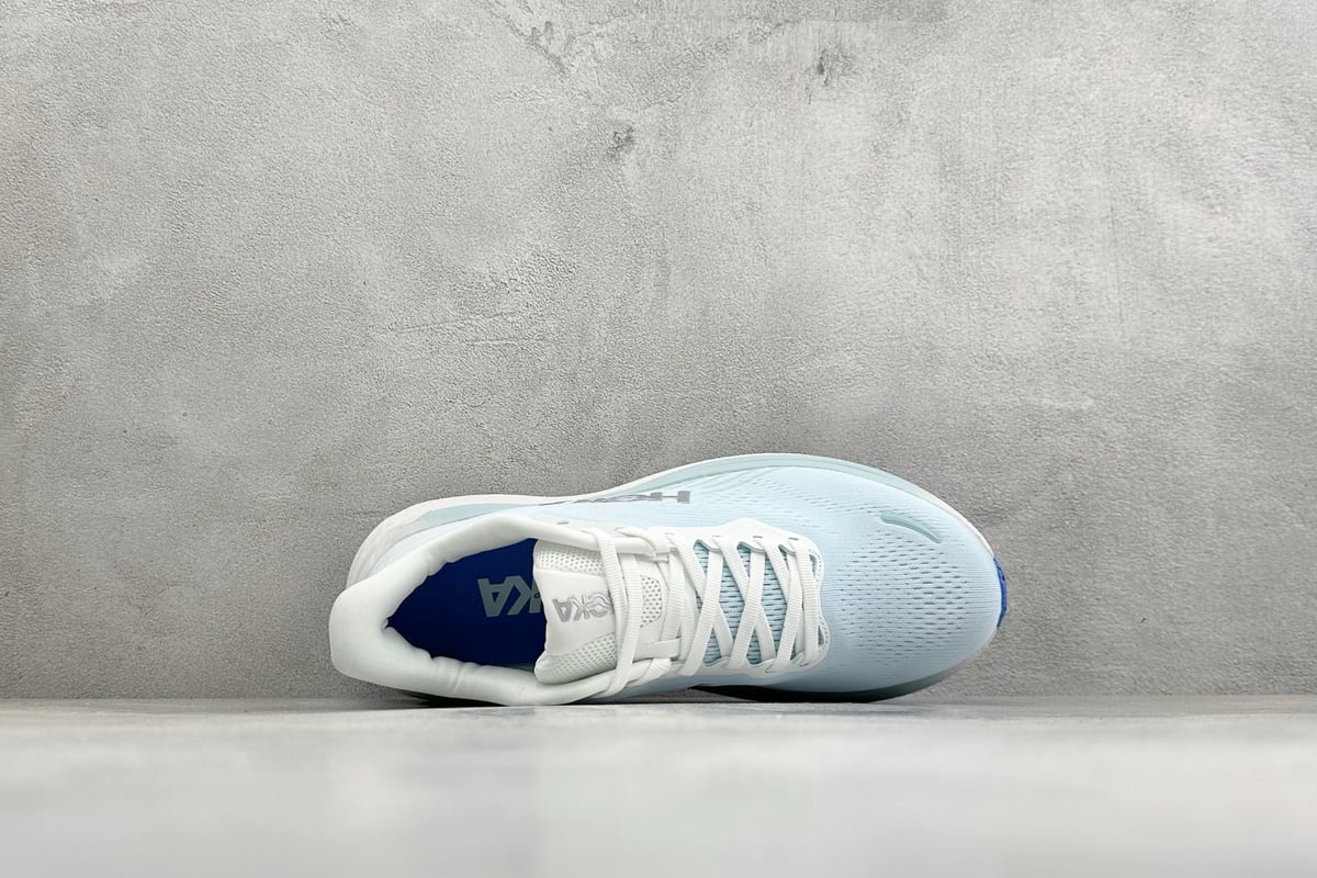 霍伽 HOKA ONE ONE M CLIFTON 11 轻量低帮户外越野跑鞋 白蓝 背面实拍图