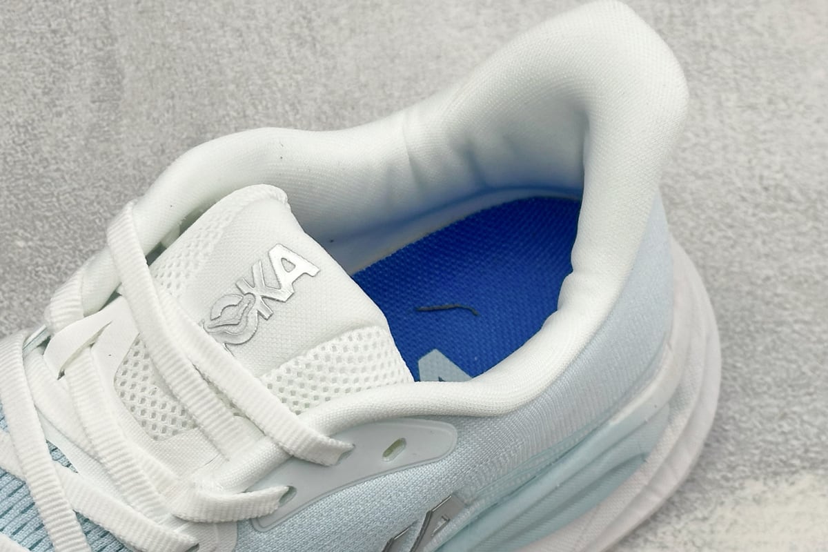 霍伽 HOKA ONE ONE M CLIFTON 11 轻量低帮户外越野跑鞋 白蓝 上脚实拍图