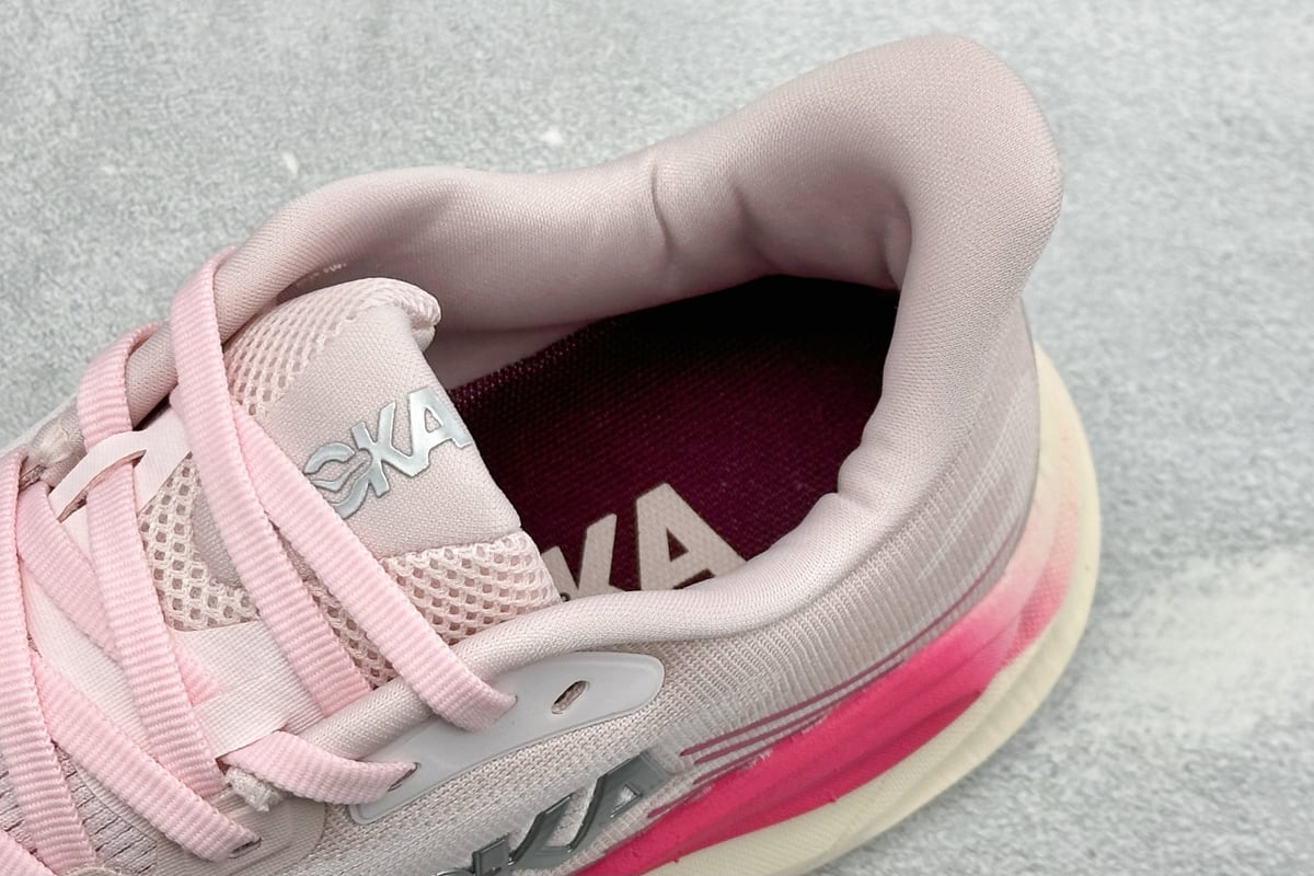 霍伽 HOKA ONE ONE M CLIFTON 11 轻量低帮户外越野跑鞋 粉红 上脚实拍图