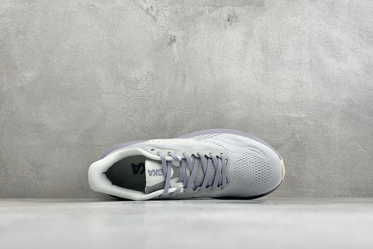 霍伽 HOKA ONE ONE M CLIFTON 11 轻量低帮户外越野跑鞋 灰紫 背面实拍图