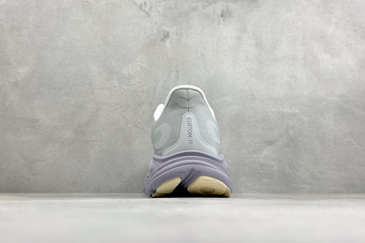 霍伽 HOKA ONE ONE M CLIFTON 11 轻量低帮户外越野跑鞋 灰紫 鞋底实拍图