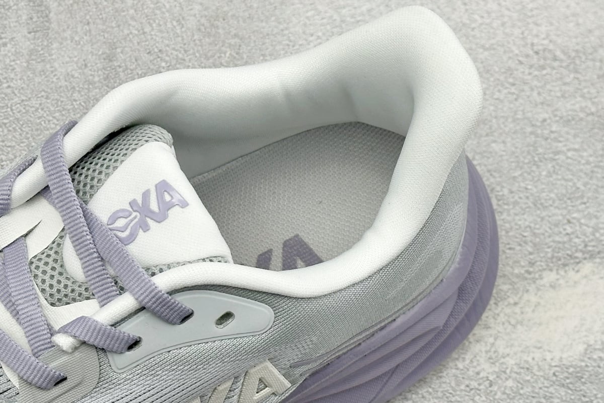 霍伽 HOKA ONE ONE M CLIFTON 11 轻量低帮户外越野跑鞋 灰紫 上脚实拍图