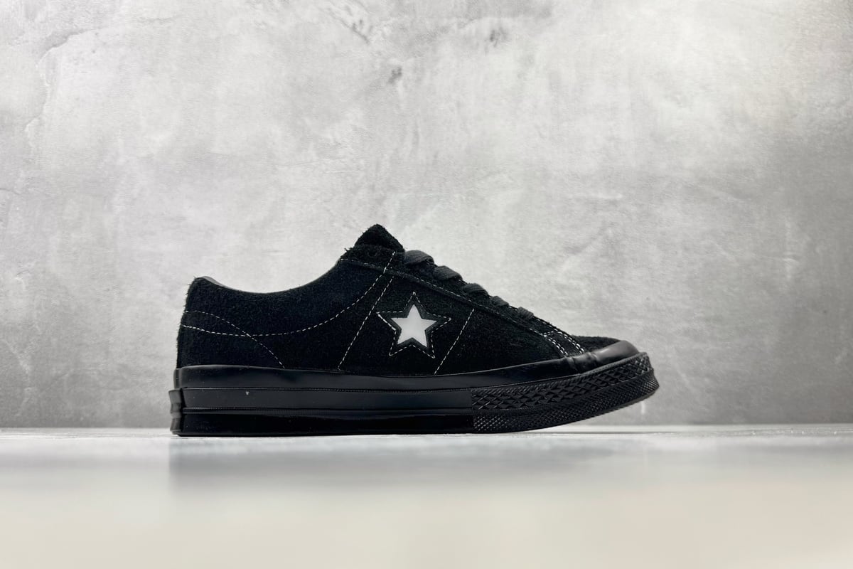 匡威 Converse one star Suede OX 黑白 侧面实拍图