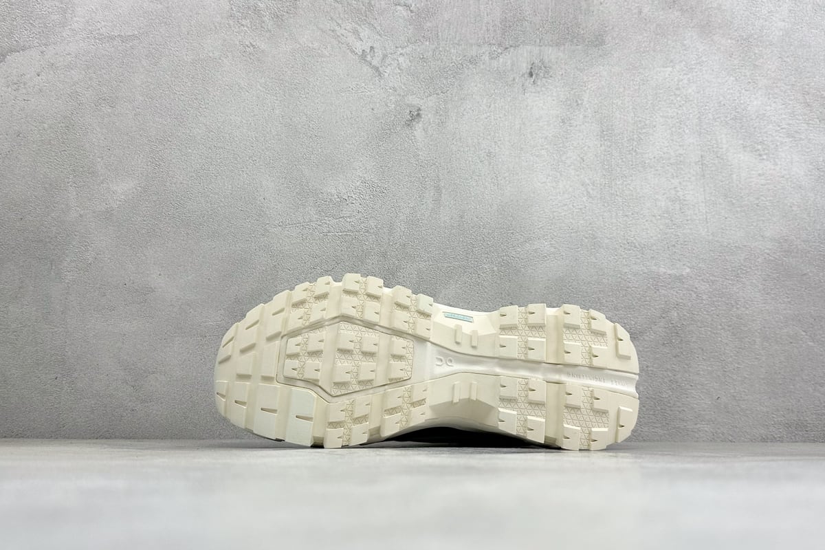 昂跑 On Cloudrock Low WP 户外街头机能风跑鞋 Cloud Hi 白灰红 鞋头实拍图