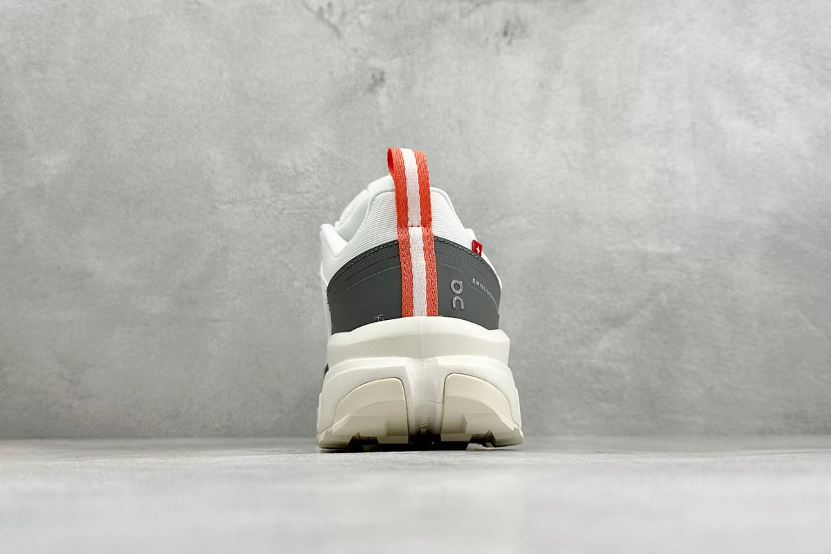 昂跑 On Cloudrock Low WP 户外街头机能风跑鞋 Cloud Hi 白灰红 鞋底实拍图