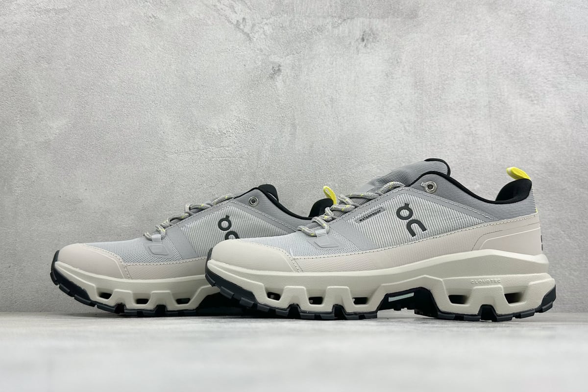 昂跑 On Cloudrock Low WP 户外街头机能风跑鞋 Cloud Hi 灰白黑 鞋头实拍图