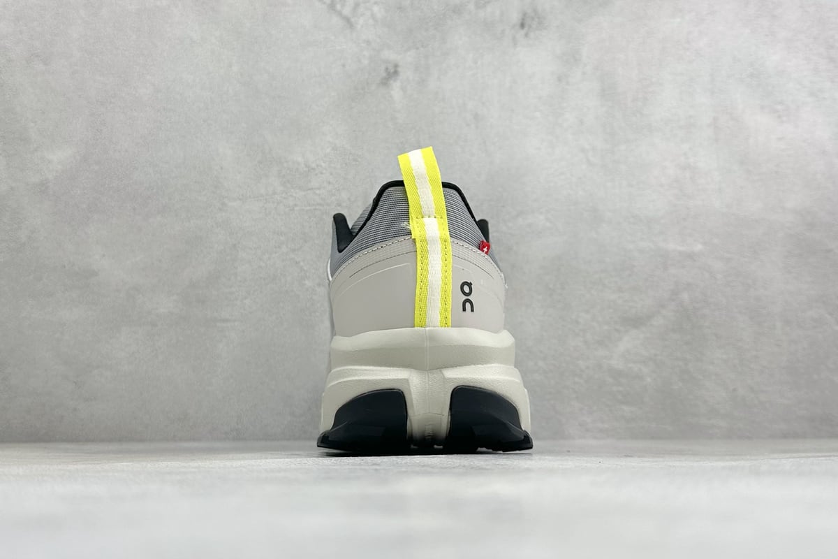 昂跑 On Cloudrock Low WP 户外街头机能风跑鞋 Cloud Hi 灰白黑 鞋底实拍图