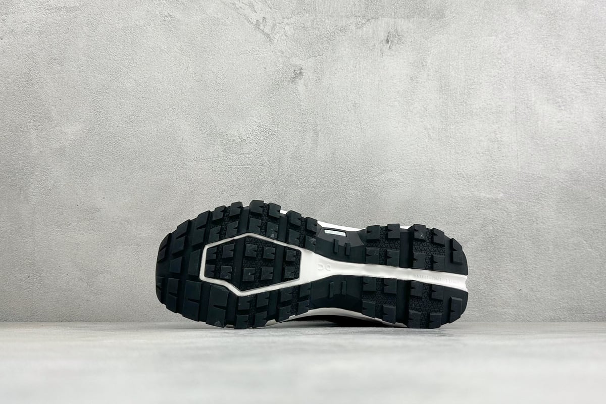 昂跑 On Cloudrock Low WP 户外街头机能风跑鞋 Cloud Hi 黑白 鞋头实拍图